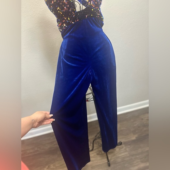 Chic Blue Jumpsuit with Flowing Palazzo Style - Picture 2 of 8